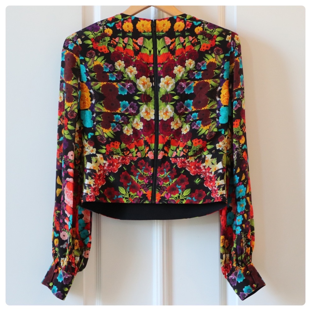 ALICE + OLIVIA Quilla Floral Silk Crop Top - Picture 10 of 12
